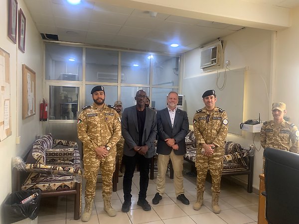 Två av projektets sambandsmän möter Operation Manager of Land Border Security i Kuwait City.