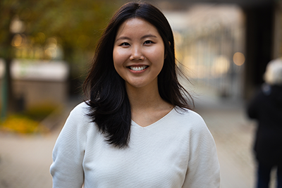 Medarbetare med grått skägg i utemiljö tittar in i kameran.