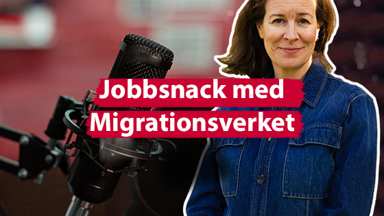 Mikrofon och en medarbetare i fokus med suddig bakgrund och texten "Jobbsnack med Migrationsverket".